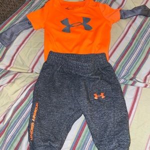 Underarmer sweatsuit.